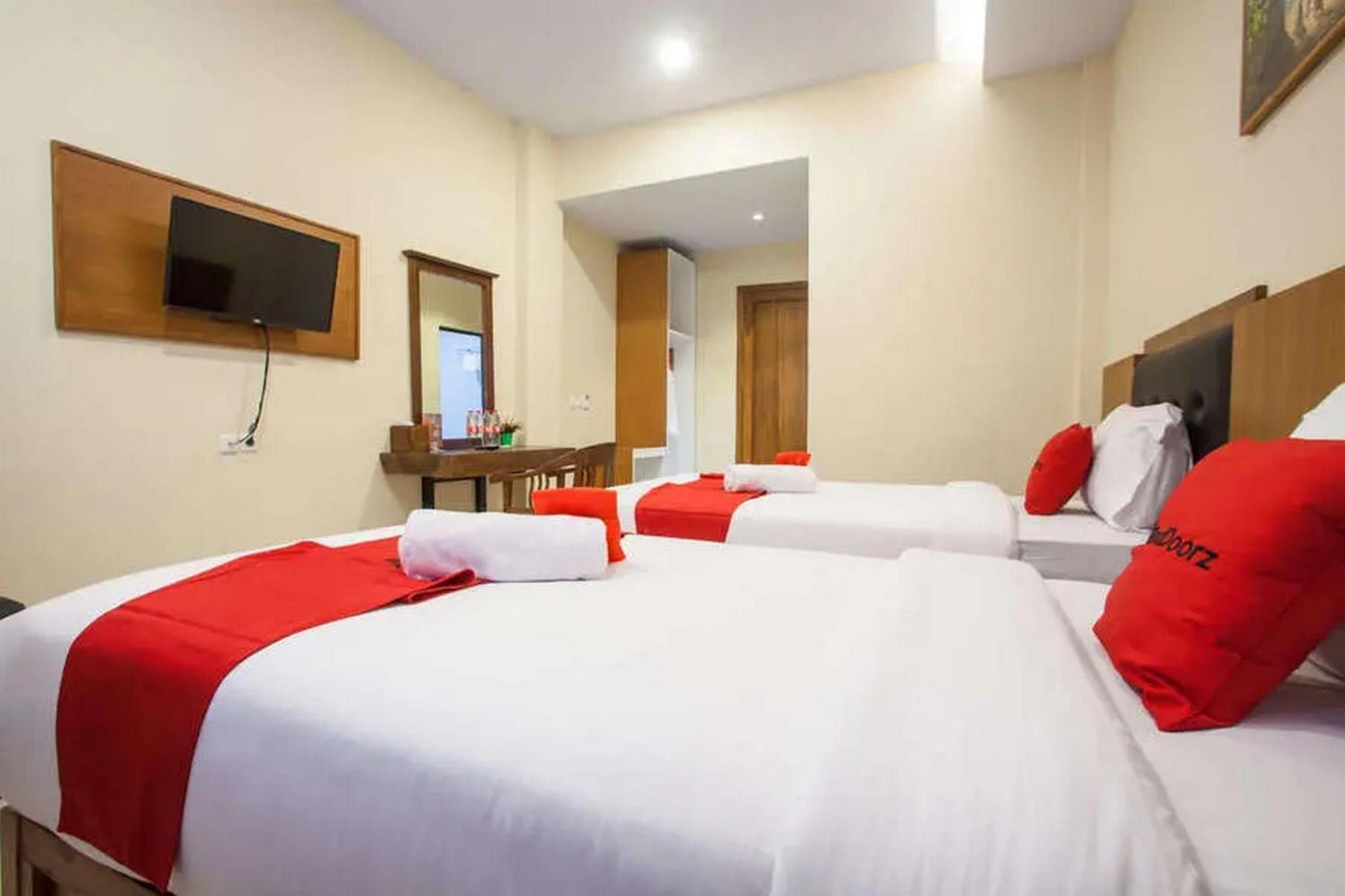 Reddoorz Premium @ Jalan Cengkeh Malang Hotel Exterior photo