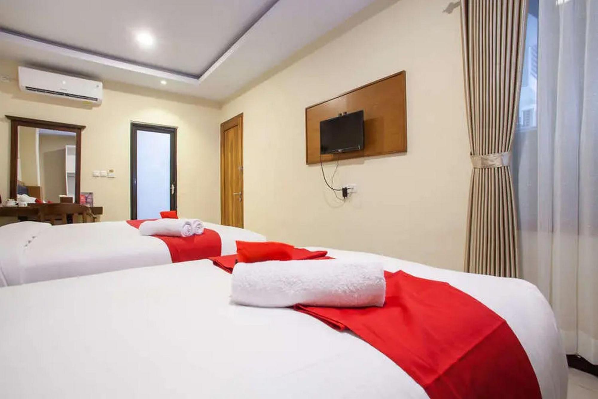 Reddoorz Premium @ Jalan Cengkeh Malang Hotel Exterior photo