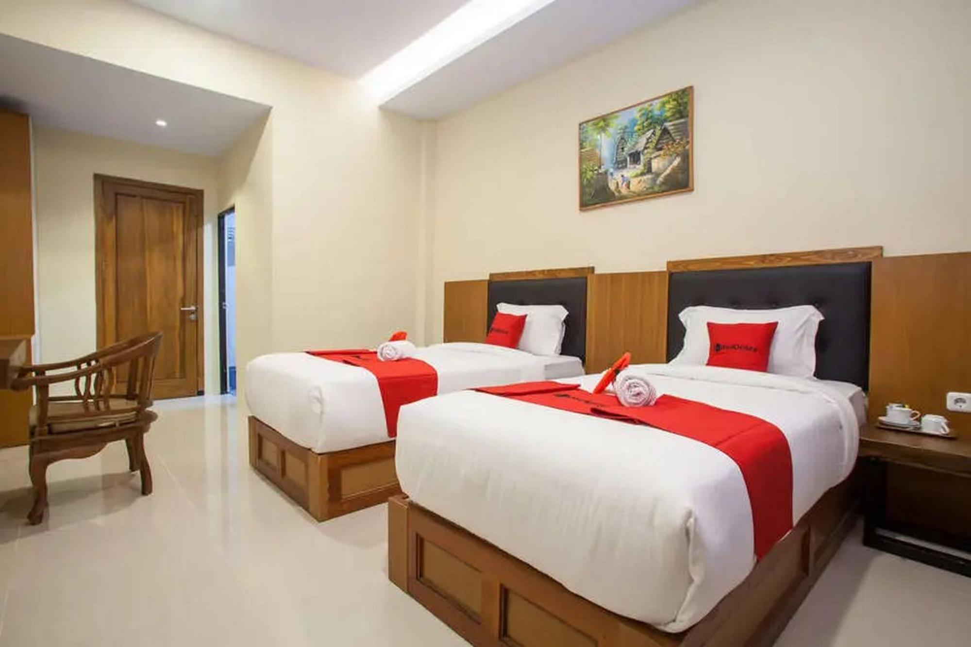 Reddoorz Premium @ Jalan Cengkeh Malang Hotel Exterior photo